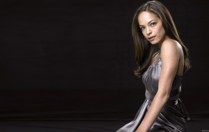 Kristin Kreuk Photos